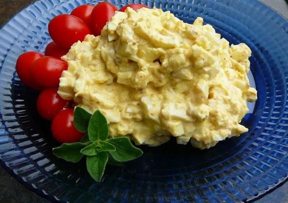 Bowl of creamy no mayo egg salad garnished with za'atar and served with toast