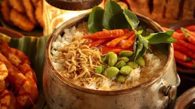 Nasi liwet tradisional disajikan lengkap dengan lauk ayam goreng, tahu, tempe, dan sambal